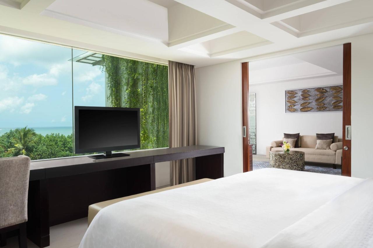 Sheraton Bali Kuta Resort Exterior foto A bedroom at the hotel
