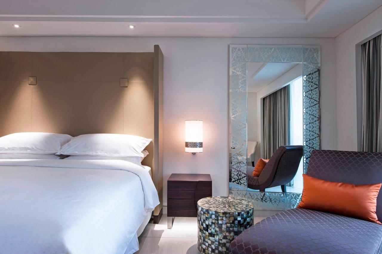 Sheraton Bali Kuta Resort Exterior foto A room at the hotel