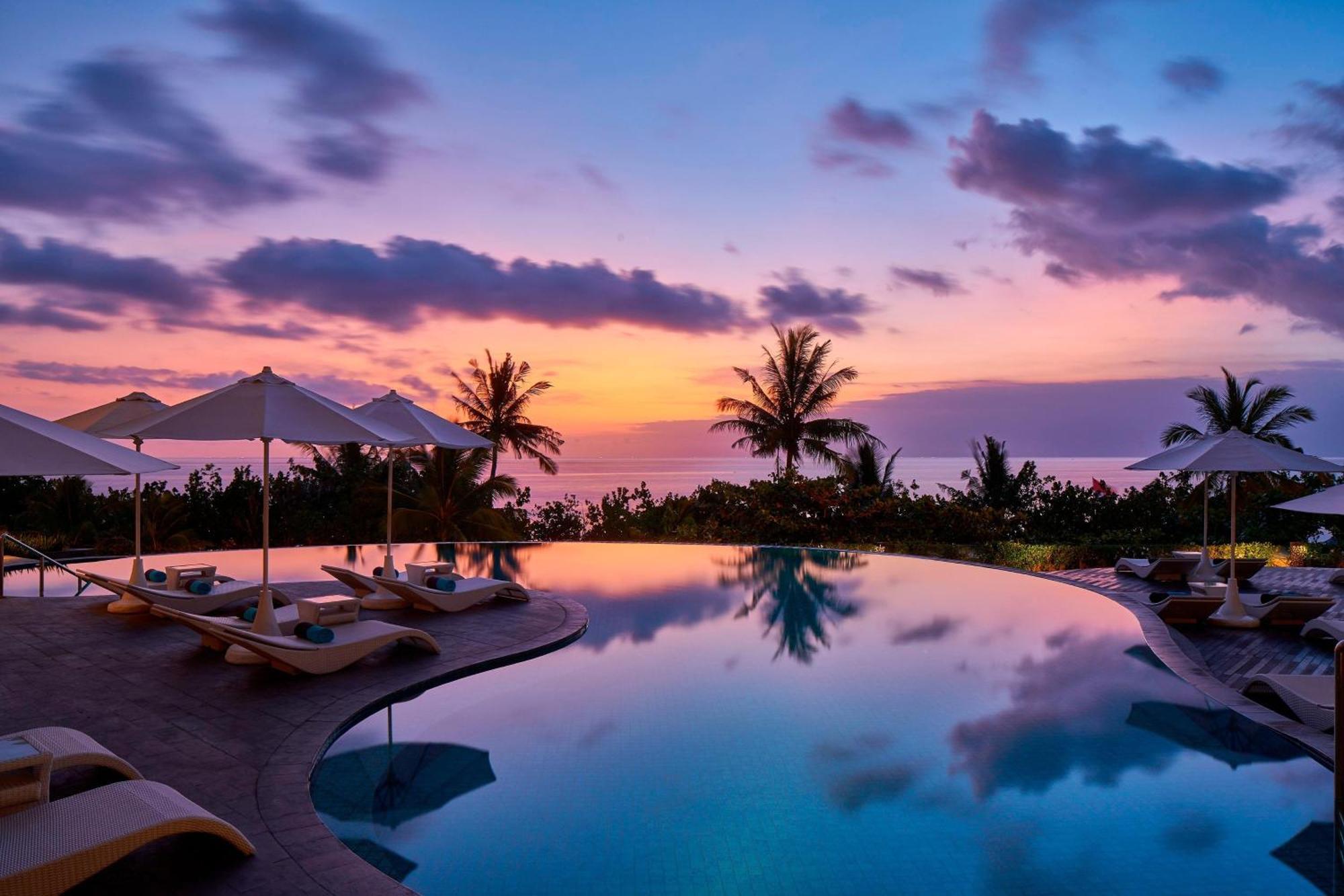 Sheraton Bali Kuta Resort Exterior foto Sunset at the pool