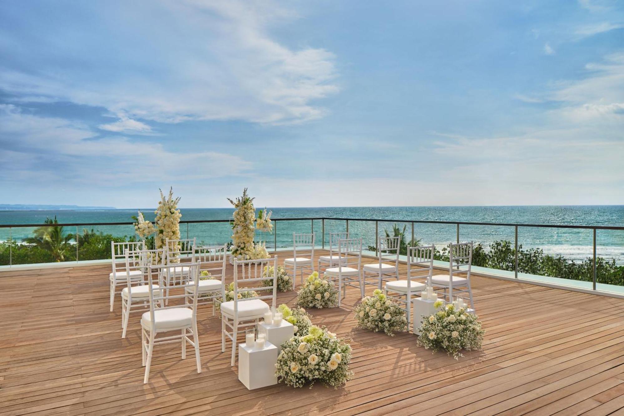 Sheraton Bali Kuta Resort Exterior foto The rooftop of the hotel