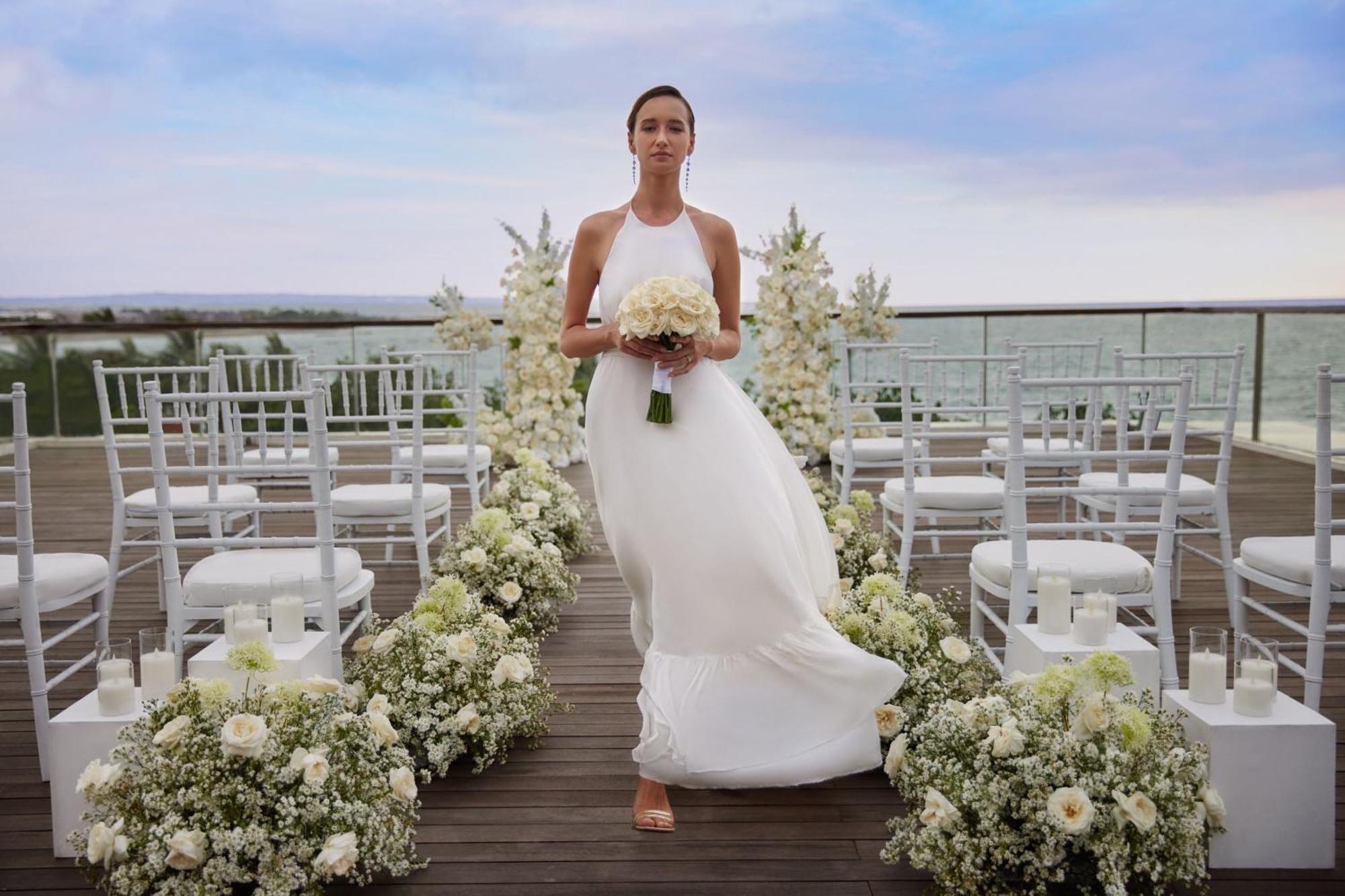 Sheraton Bali Kuta Resort Exterior foto A bride in a white wedding dress