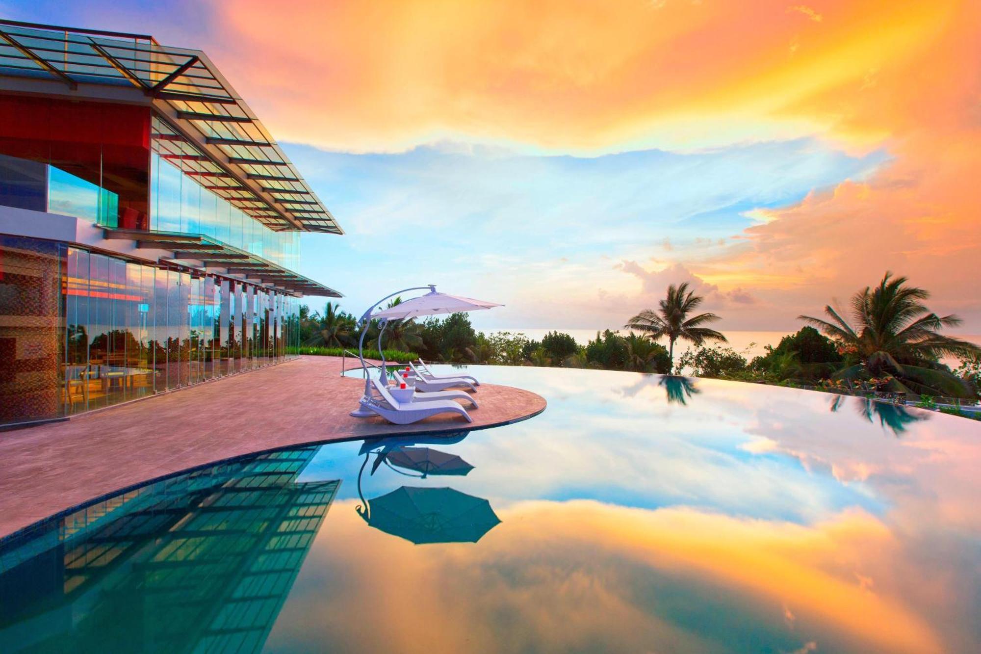 Sheraton Bali Kuta Resort Exterior foto Infinity pool at the Alila Villas Uluwatu, Bali, Indonesia