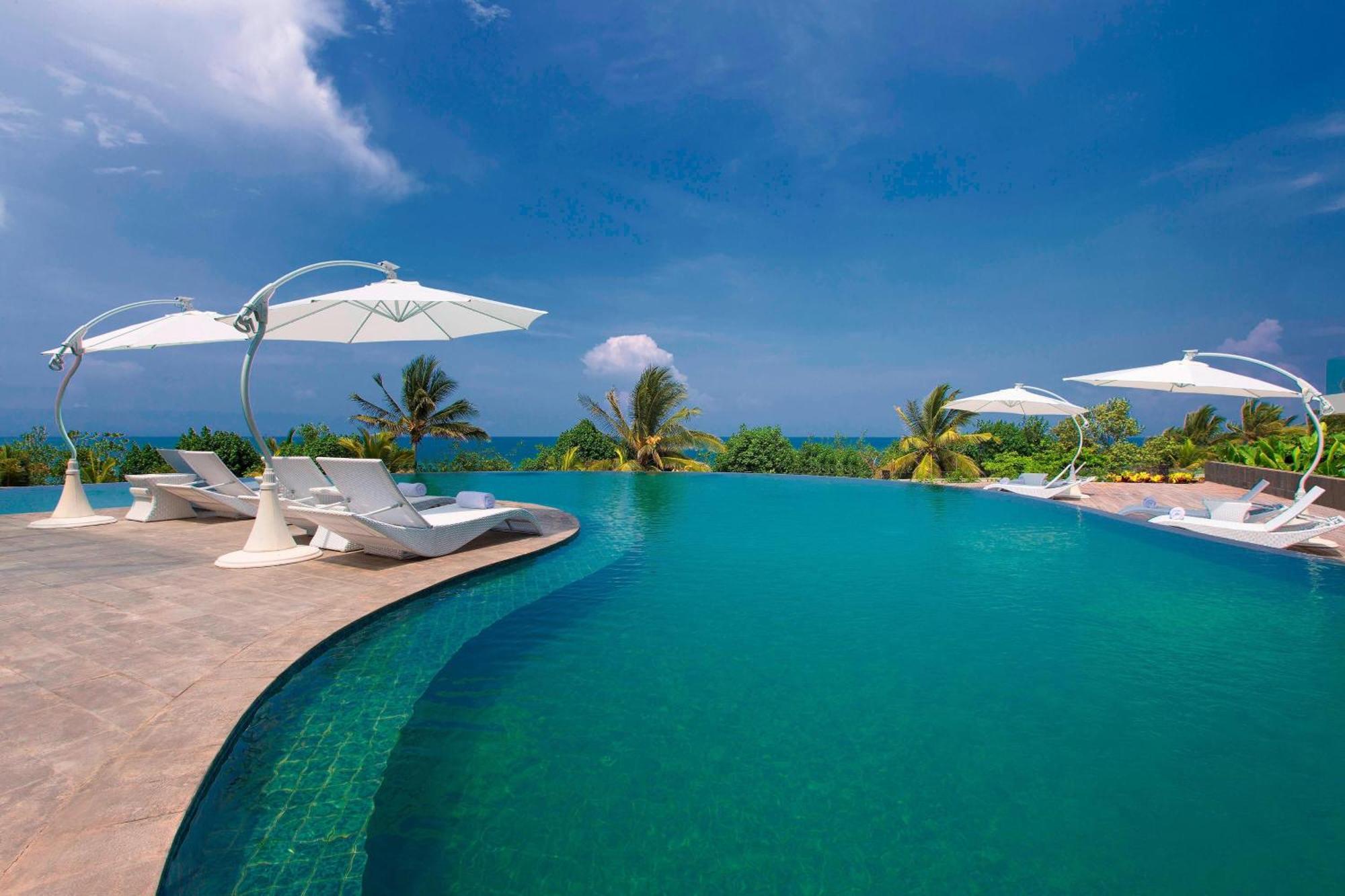 Sheraton Bali Kuta Resort Exterior foto Infinity pool at the resort