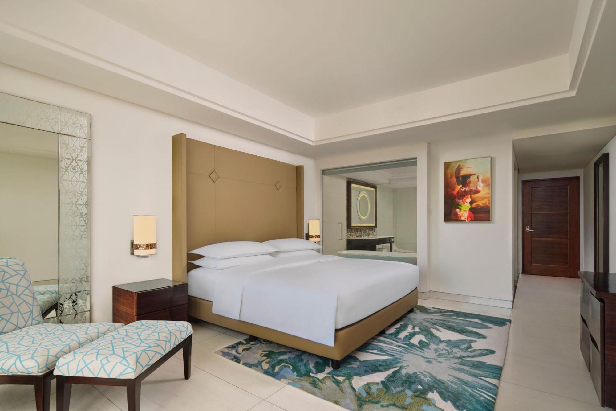 Sheraton Bali Kuta Resort Exterior foto A bedroom at the hotel