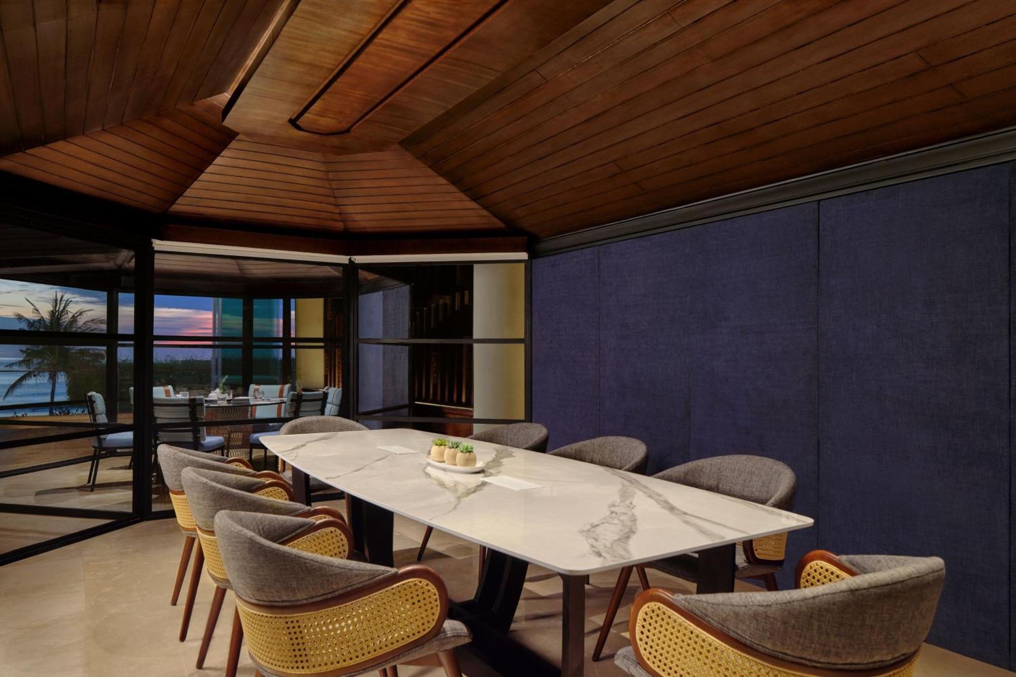 Sheraton Bali Kuta Resort Exterior foto The interior of the restaurant