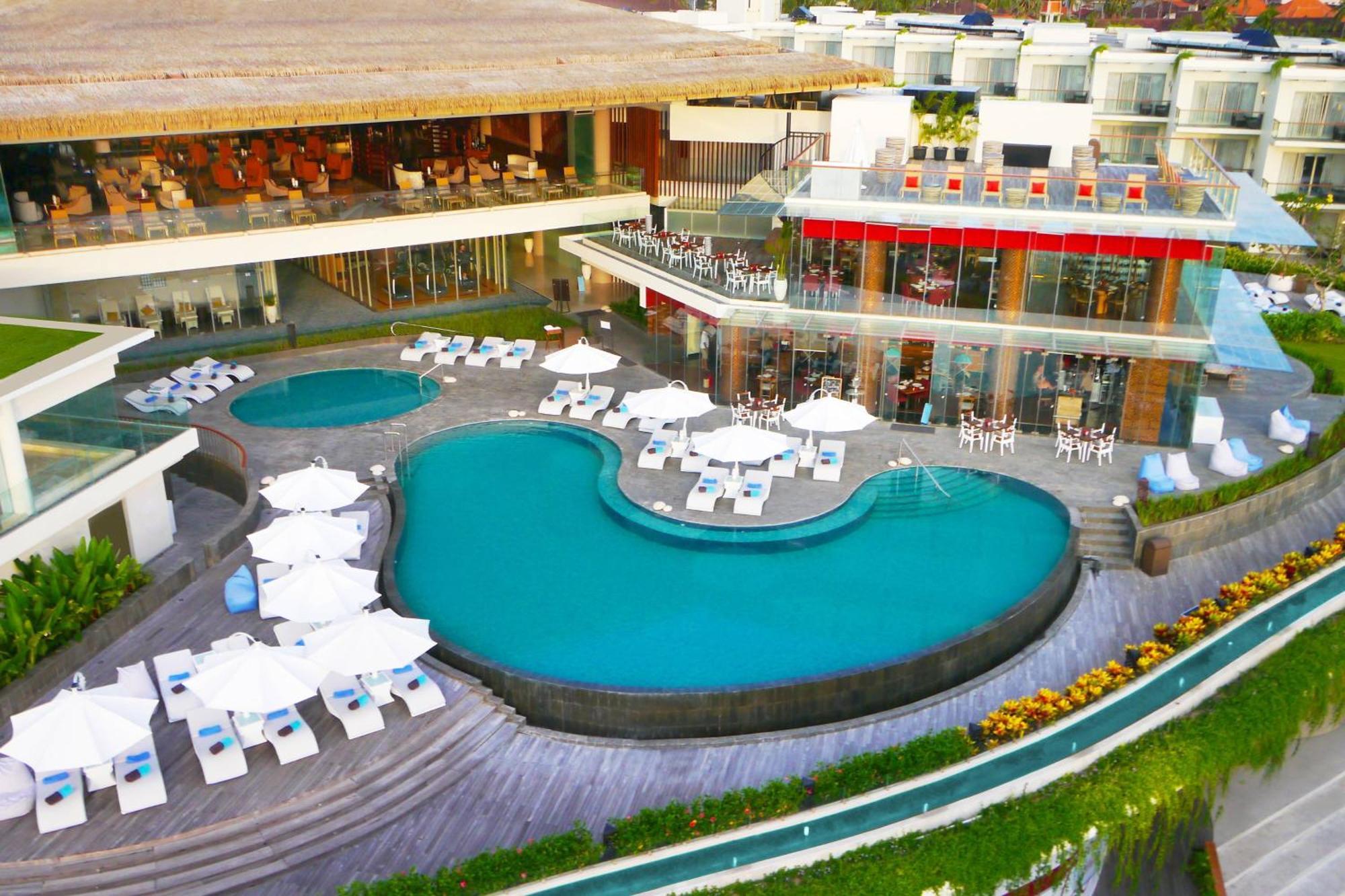 Sheraton Bali Kuta Resort Exterior foto The pool at the W Hotel