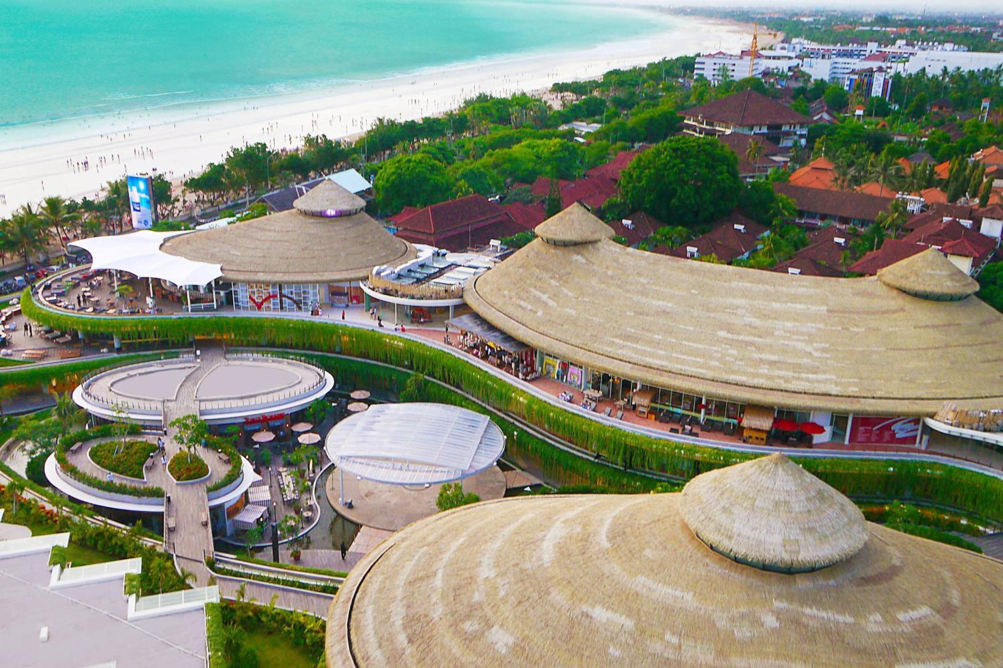Sheraton Bali Kuta Resort Exterior foto The resort's shopping mall, the Village